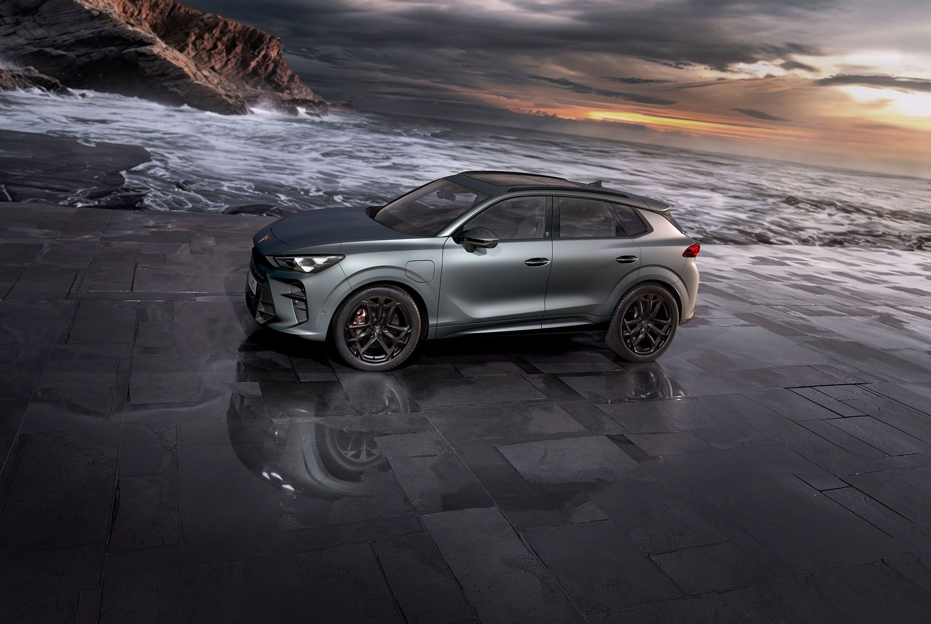 cupra terramar parked by the coast, showcasing cupra matrix led ultra hd headlights and 20 inch alloy wheels. 